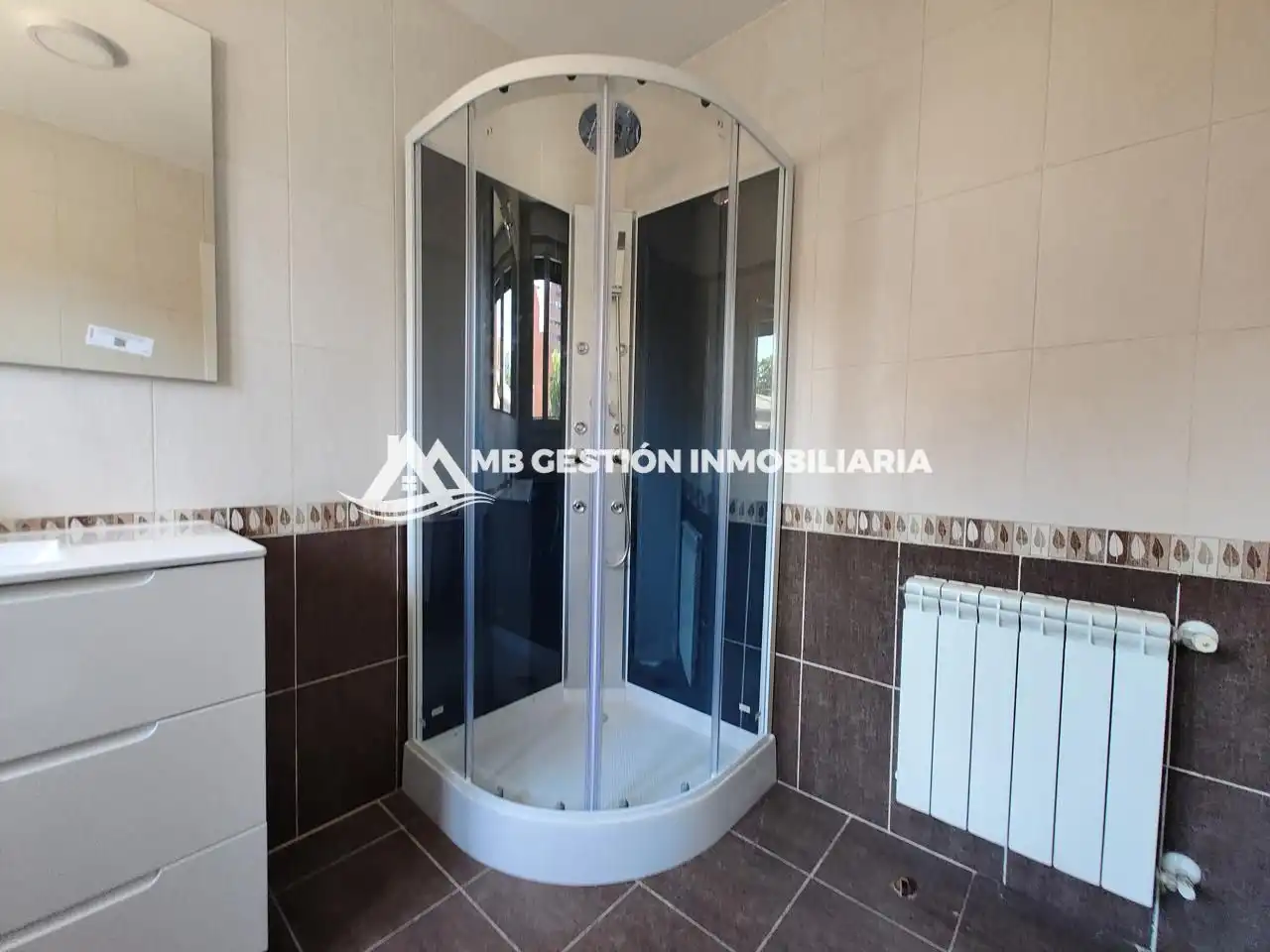 Baño de Casa adosada en venta en Fuenlabrada con Aire acondicionado, Calefacción y Jardín privado