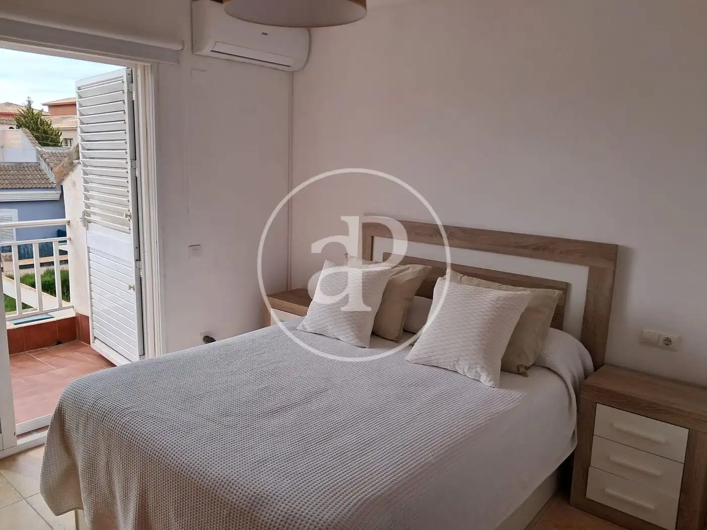 Dormitori de Pis de lloguer en Santa Pola amb Aire condicionat, Calefacció i Jardí privat