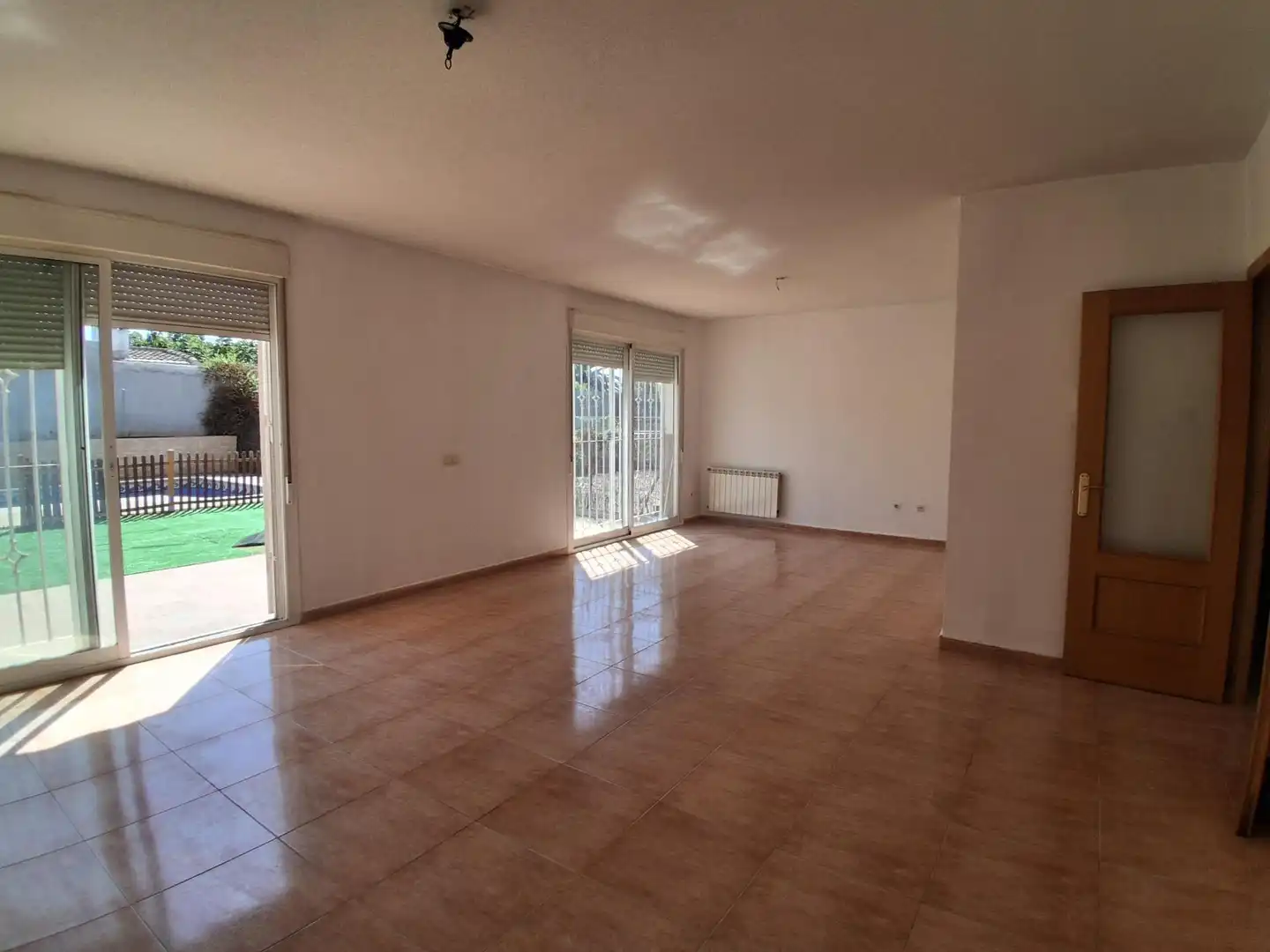 Sala d'estar de Casa adosada en venda en El Viso de San Juan amb Calefacció i Piscina
