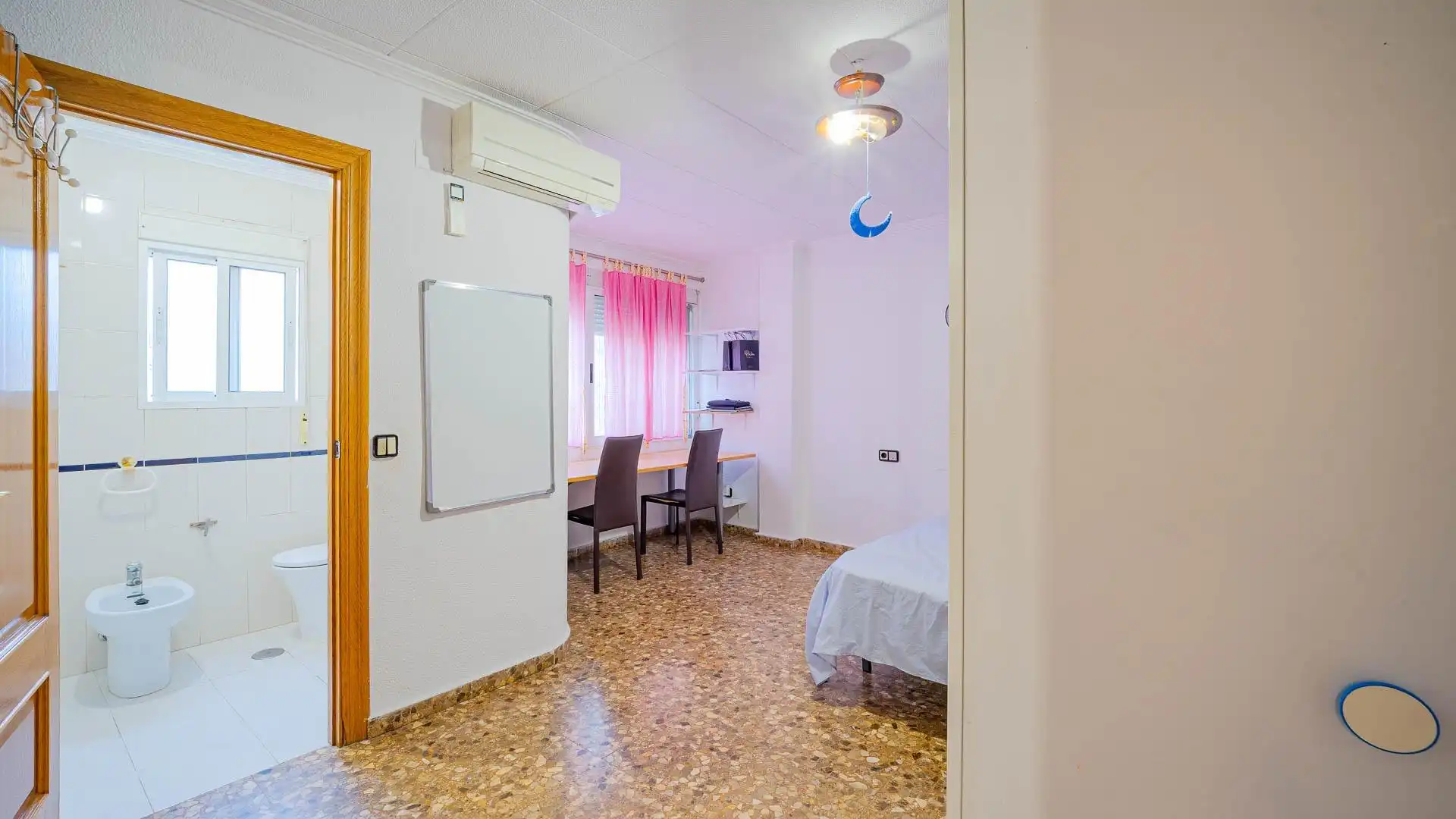 Habitación de Casa adosada en venta en Torrevieja con Jardín privado, Terraza y Amueblado