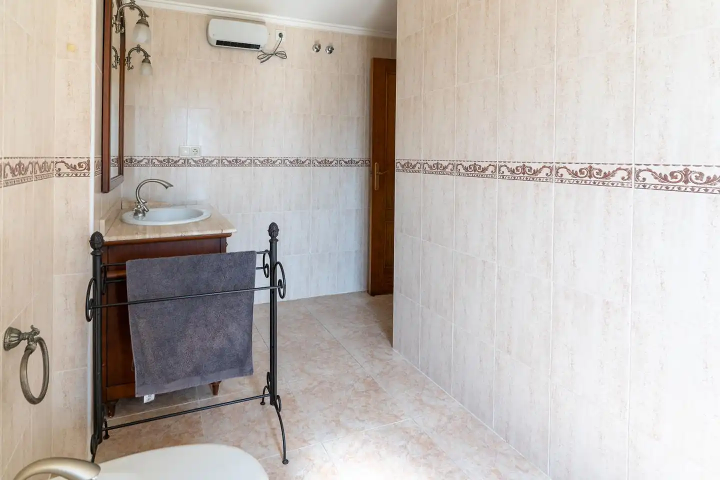 Badezimmer von Einfamilien-Reihenhaus zum Verkauf in Santa Pola mit Klimaanlage, Privatgarten und Terrasse