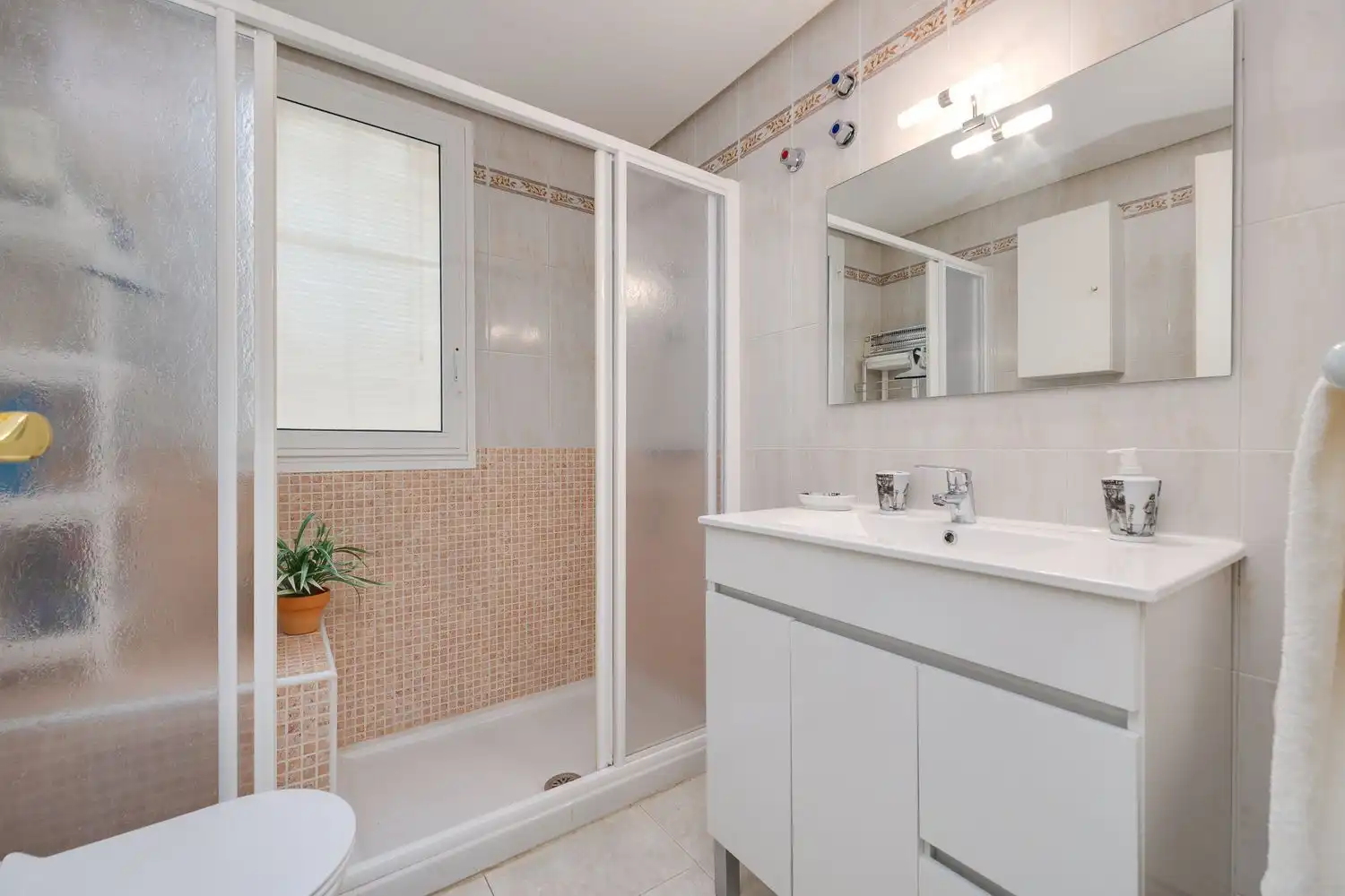 Bathroom of Flat for sale in Torrevieja  with Air Conditioner, Terrace and Furnished