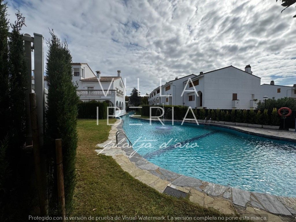 Vista exterior de Casa adosada en venda en Castell d'Aro, Platja d'Aro i s'Agaró amb Piscina comunitària