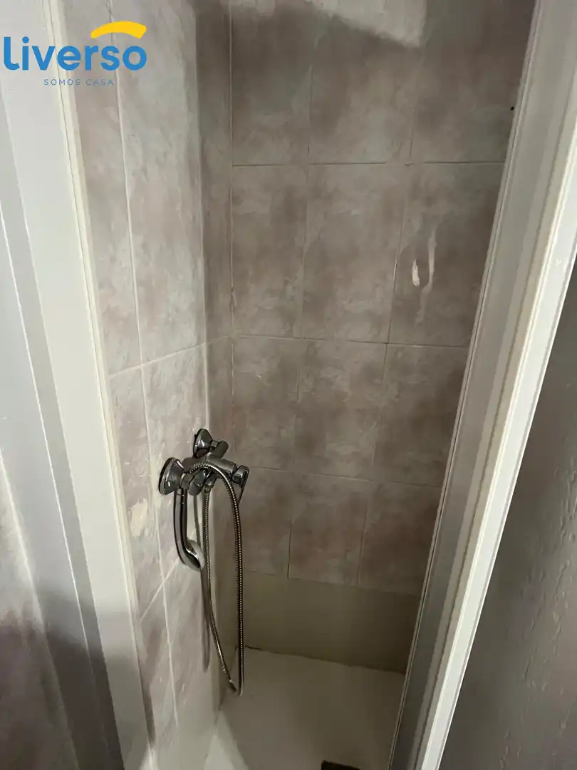 Room in Avenida DEL VENA, Reyes Católicos