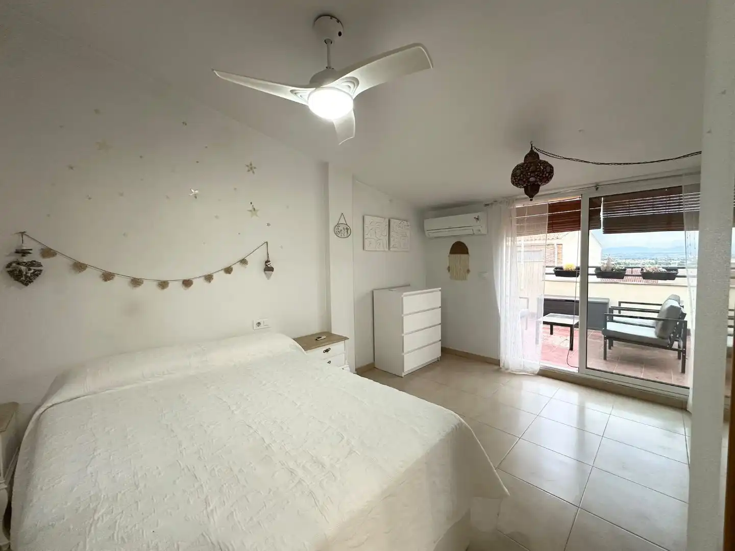 Schlafzimmer von Dachboden zur Miete in Murcia mit Klimaanlage, Terrasse und Möbliert