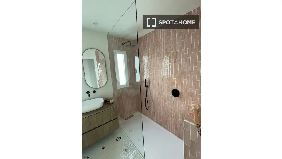 Bathroom of Flat for rent in Madrid  with Air Conditioner, Heating and Furnished