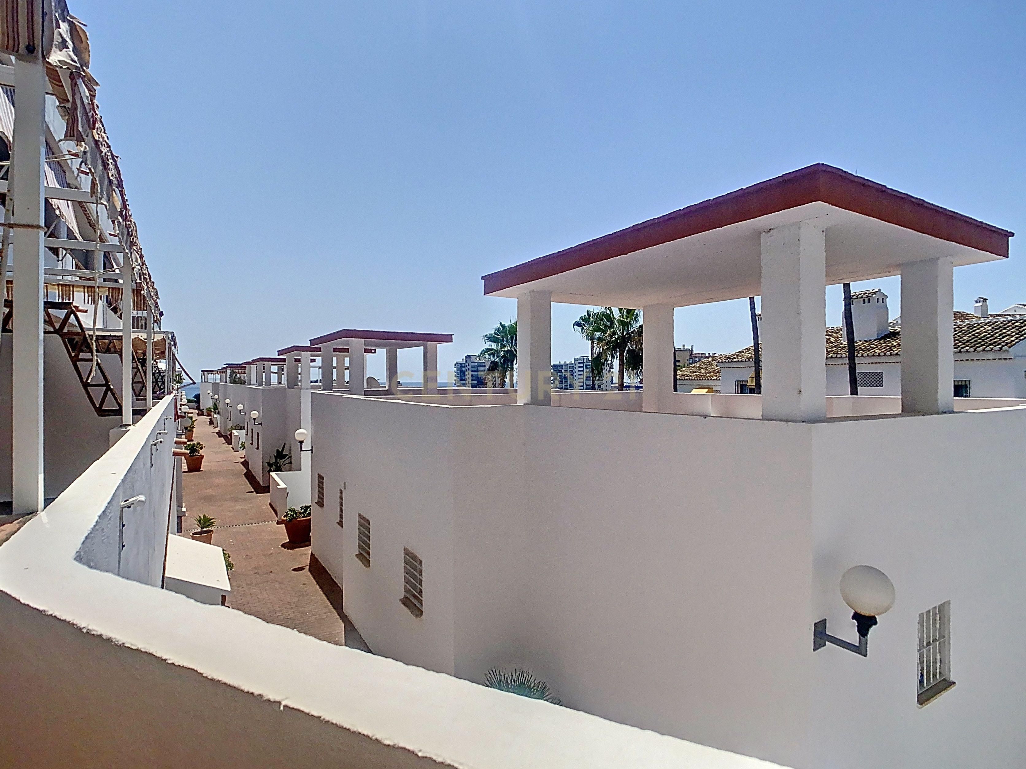 Vista exterior de Apartament de lloguer en Benalmádena amb Piscina