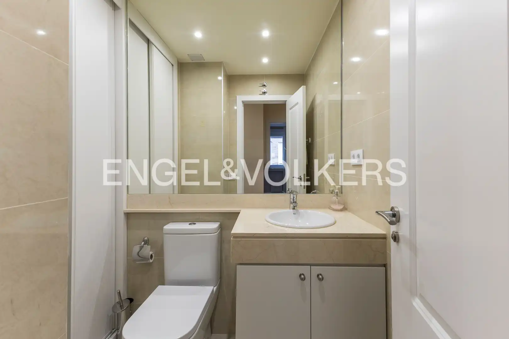 Badezimmer von Wohnung zum Verkauf in Madrid mit Klimaanlage, Heizung und Parkett
