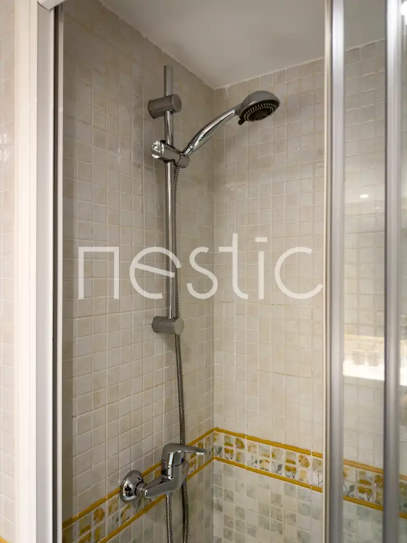 Bany de Apartament de lloguer en Madrid amb Aire condicionat, Calefacció i Moblat