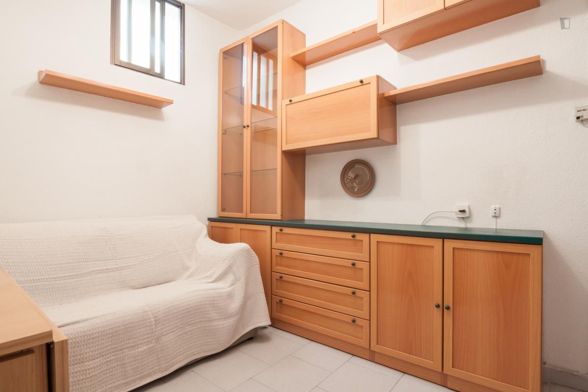 Dormitori de Apartament de lloguer en  Madrid Capital amb Moblat i Rentadora