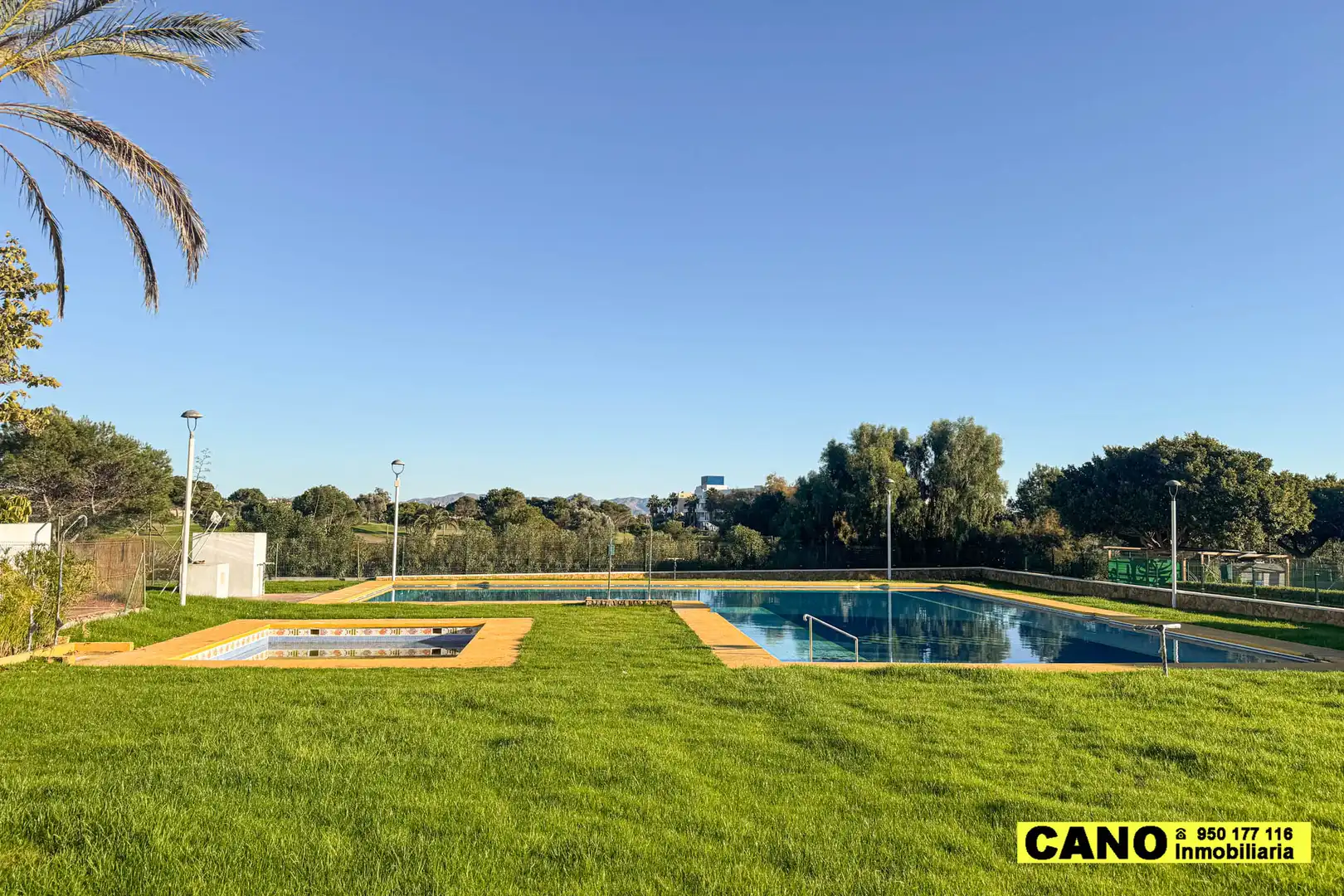 Schwimmbecken von Wohnung zum Verkauf in Almería mit Klimaanlage, Heizung und Terrasse