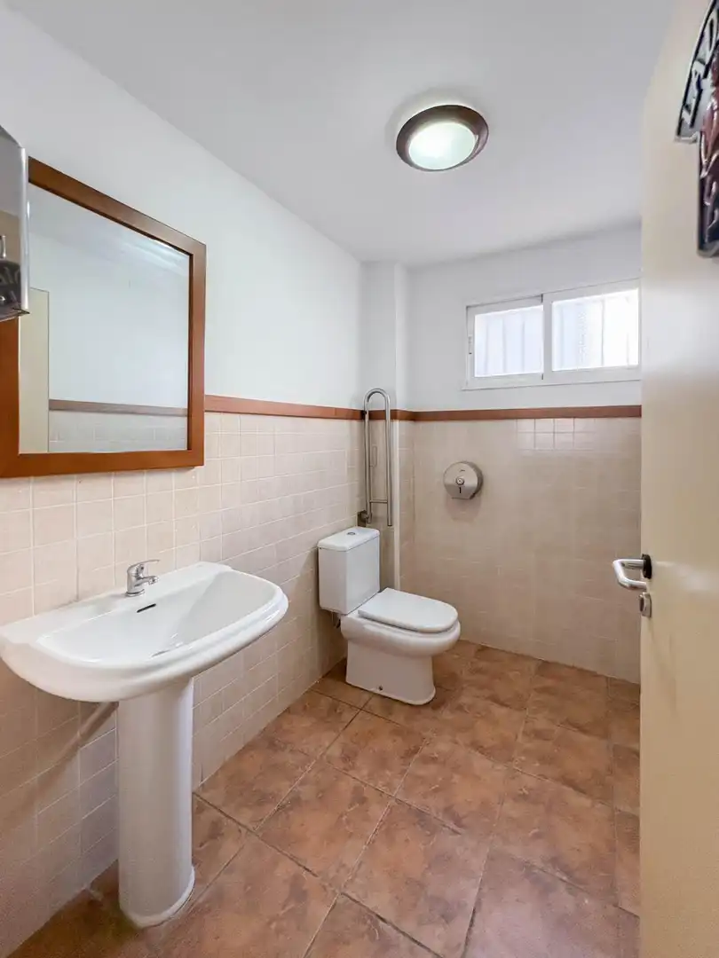 Bathroom of Commercial properties for sale in La Pobla de Vallbona  with Air Conditioner and Furnished