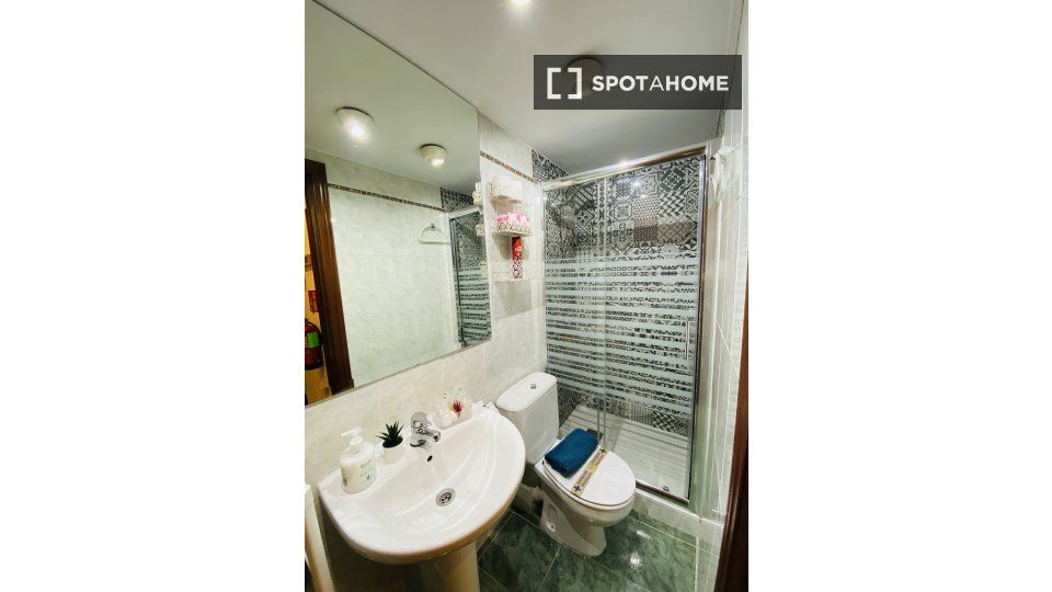 Baño de Piso de alquiler en  Madrid Capital con Aire acondicionado, Calefacción y Amueblado