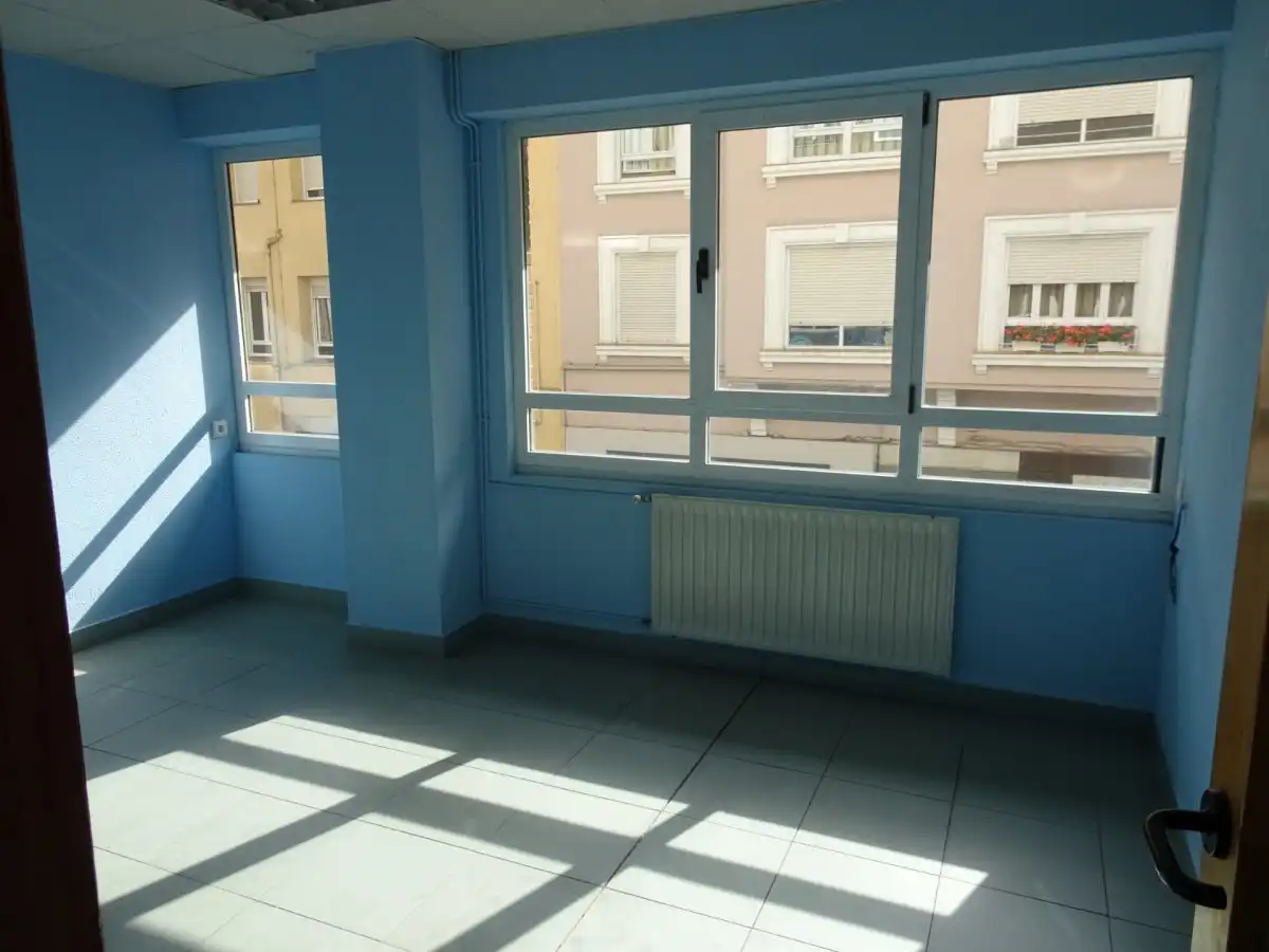 Büro zur Miete in Torrelavega  mit Klimaanlage, Abstellraum und Möbliert