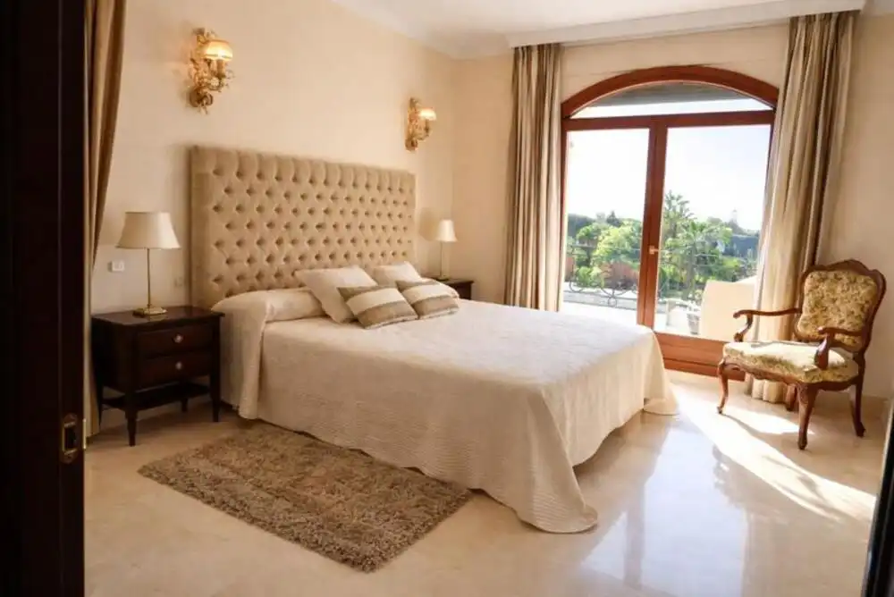 Dormitori de Casa o xalet de lloguer en Marbella amb Aire condicionat, Jardí privat i Terrassa