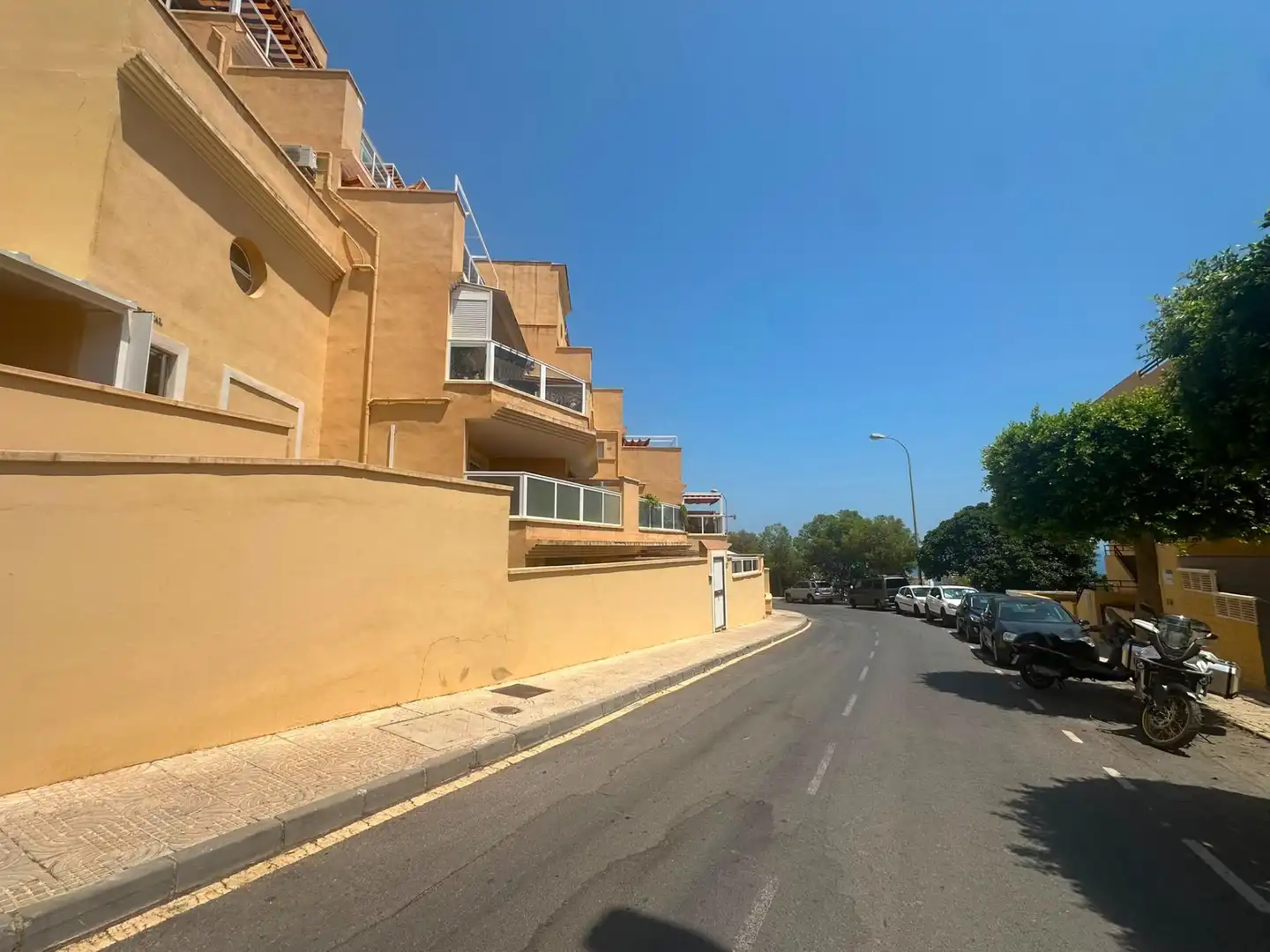 Vista exterior de Pis en venda en Roquetas de Mar amb Aire condicionat i Terrassa
