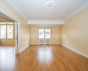 Sala d'estar de Apartament en venda en  Madrid Capital amb Aire condicionat, Calefacció i Parquet