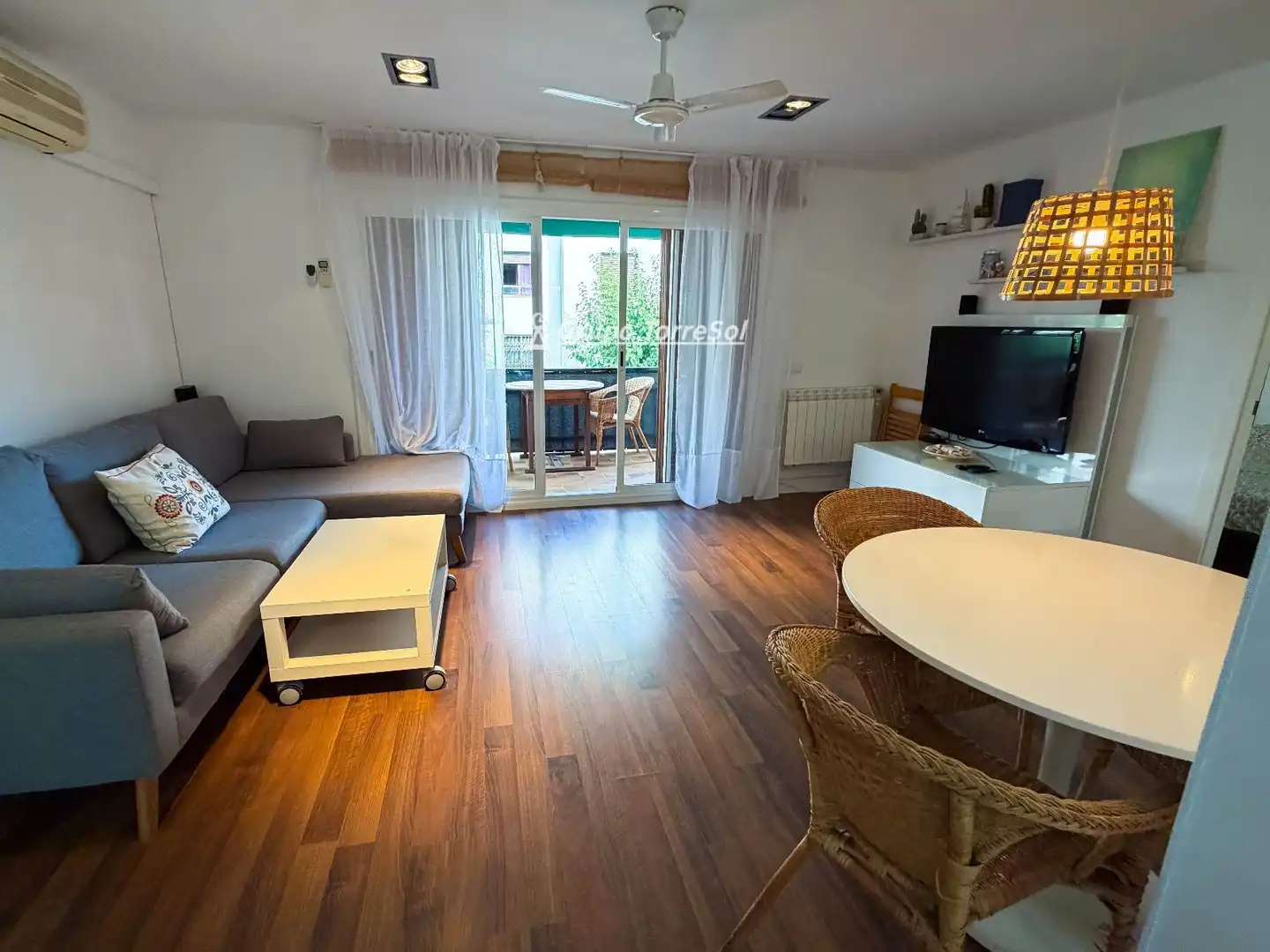 Living room of Flat for sale in El Vendrell  with Terrace, Swimming Pool and Furnished
