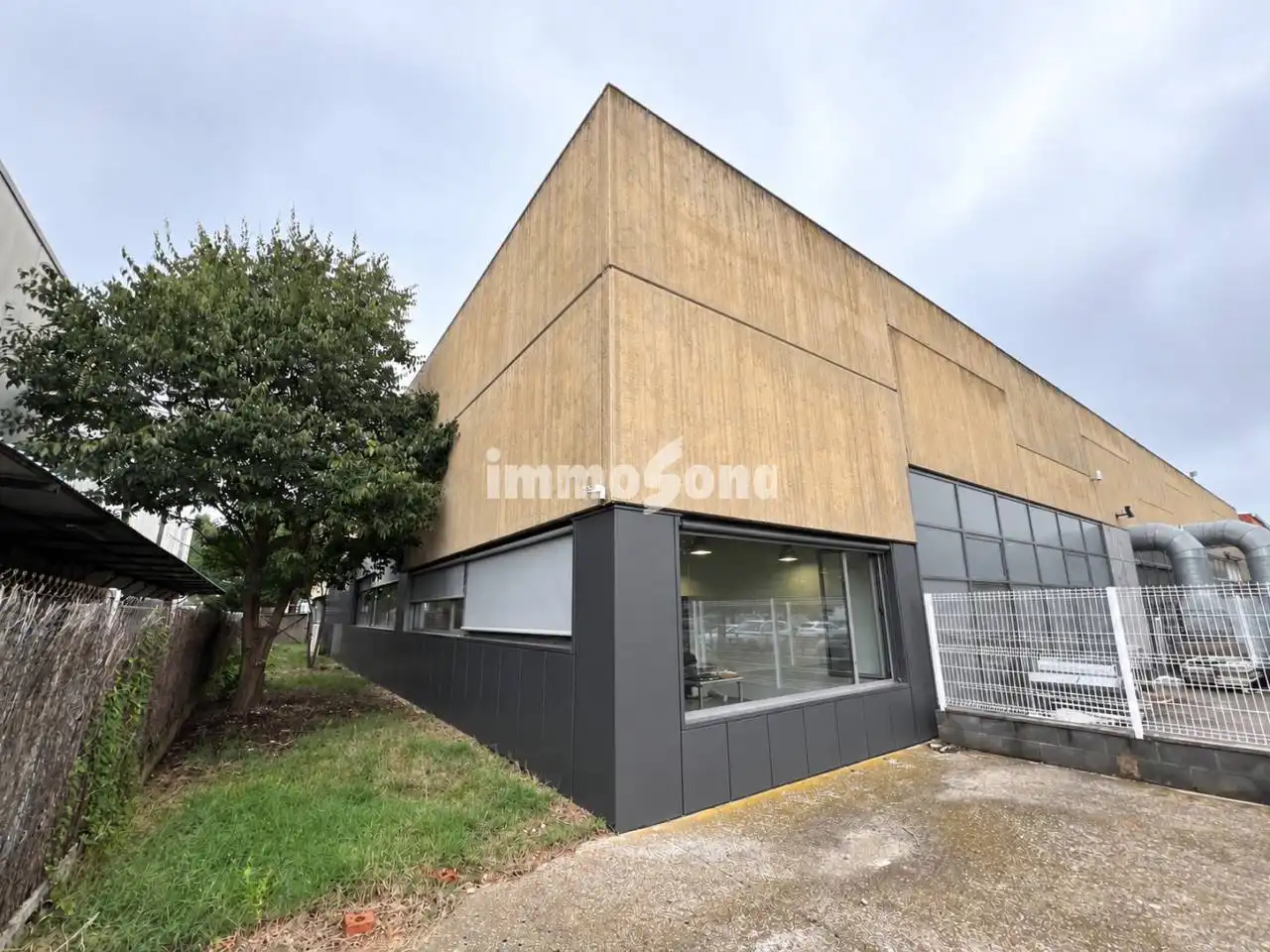 Exterior view of Industrial buildings for sale in Nord 