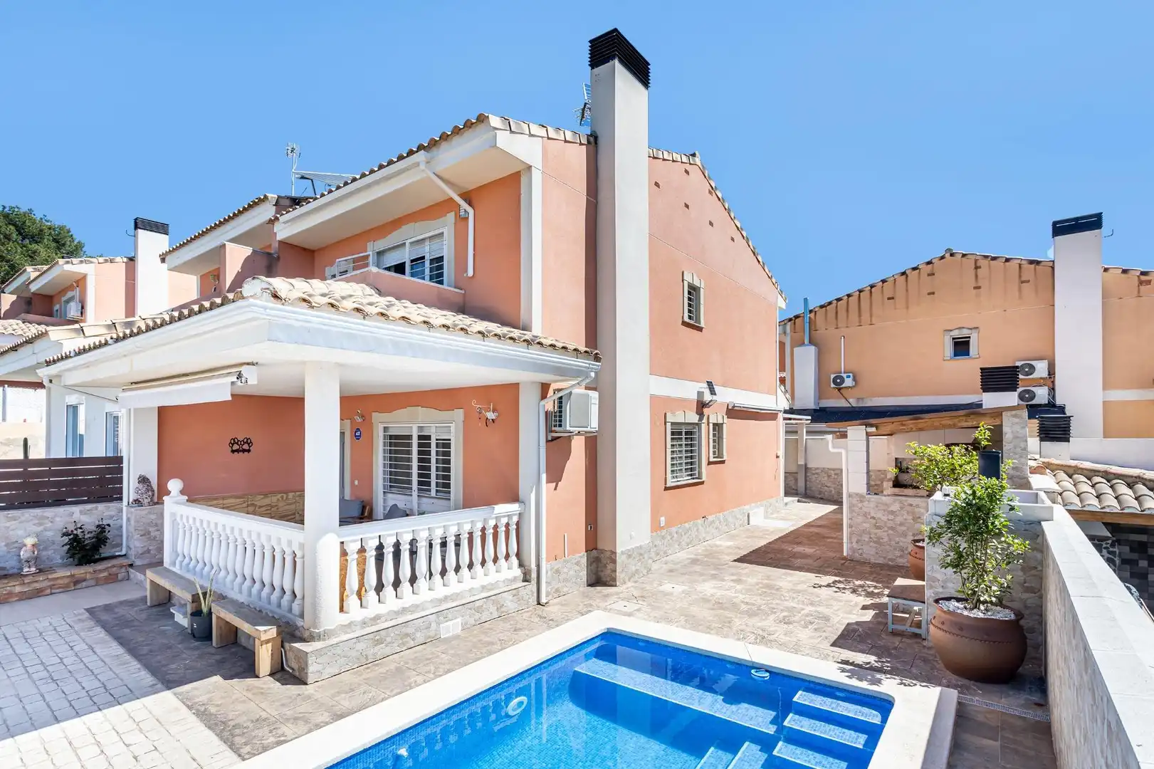 Piscina de Casa adosada en venda en Montserrat amb Aire condicionat, Jardí privat i Terrassa