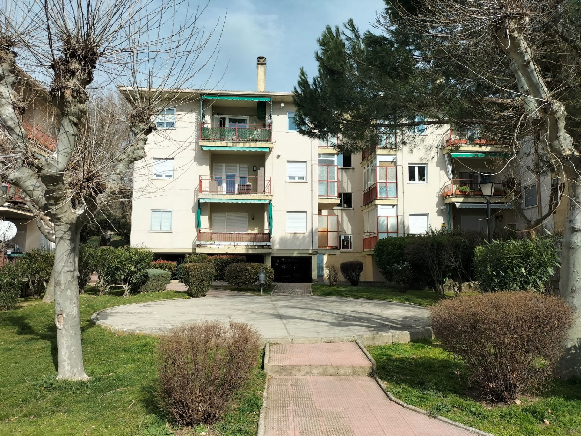 Außenansicht von Wohnung zum Verkauf in Collado Mediano mit Terrasse und Balkon