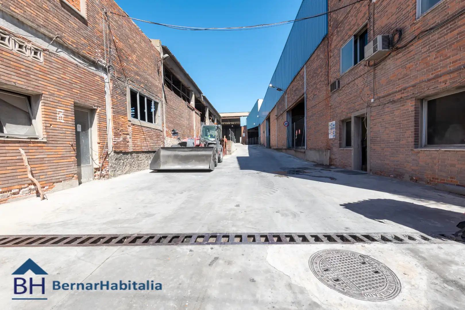 Außenansicht von Fabrikhallen zum Verkauf in Madrid mit Alarm