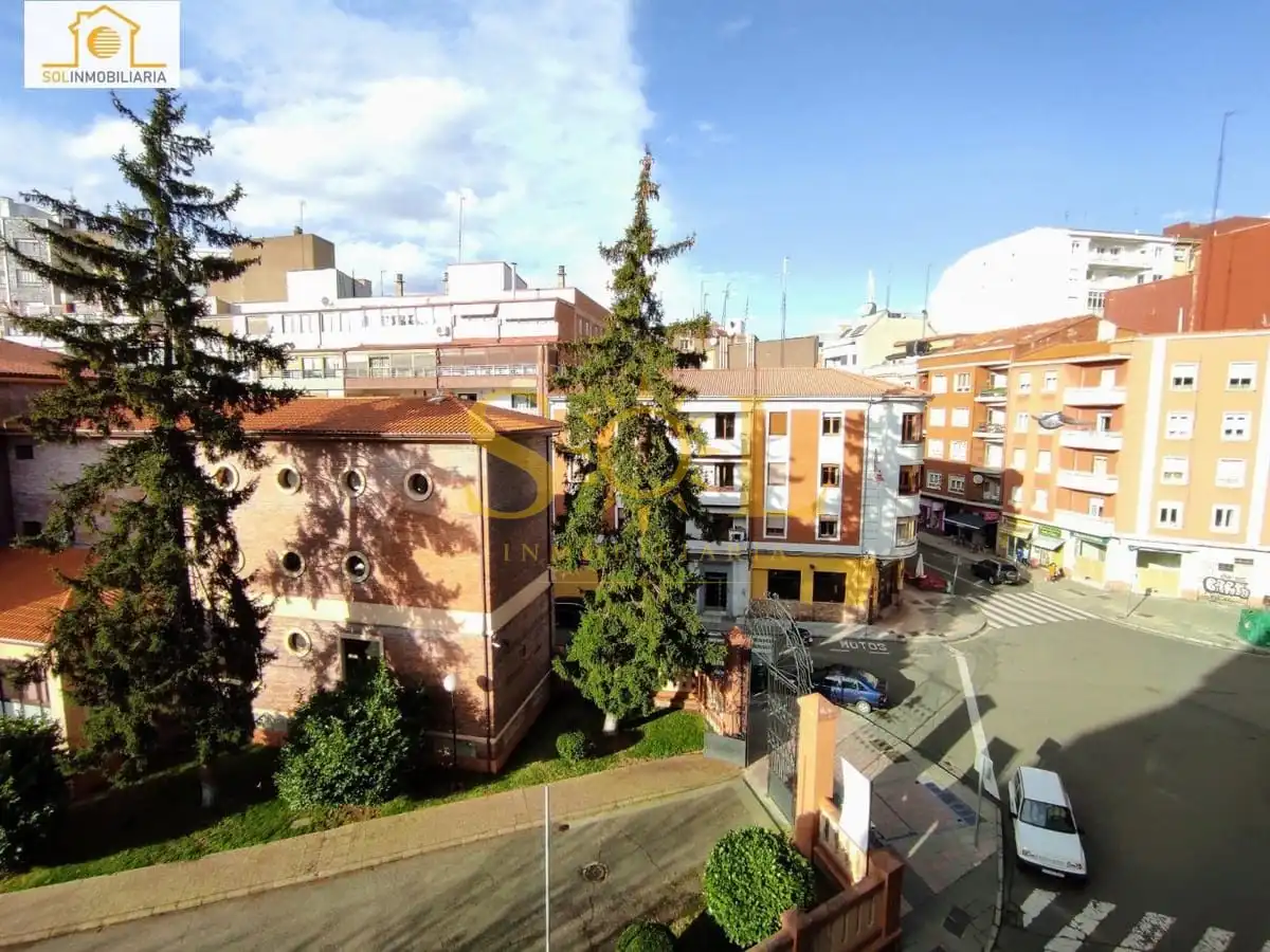 Vista exterior de Pis en venda en León Capital  amb Calefacció, Moblat i TV