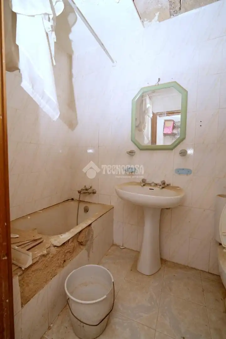 Badezimmer von Einfamilien-Reihenhaus zum Verkauf in Linares