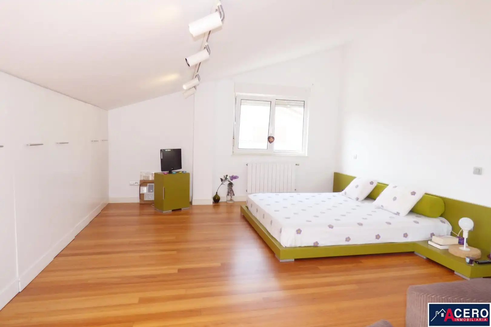 Habitación de Ático en venta en Entrambasaguas con Calefacción y Amueblado