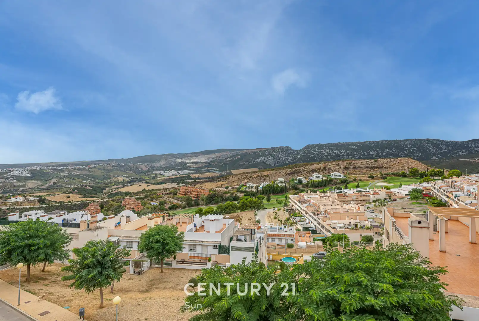 Vista exterior de Pis en venda en Casares amb Jardí privat, Terrassa i Piscina comunitària