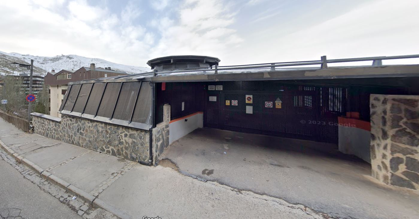 Exterior view of Garage for sale in Sierra Nevada