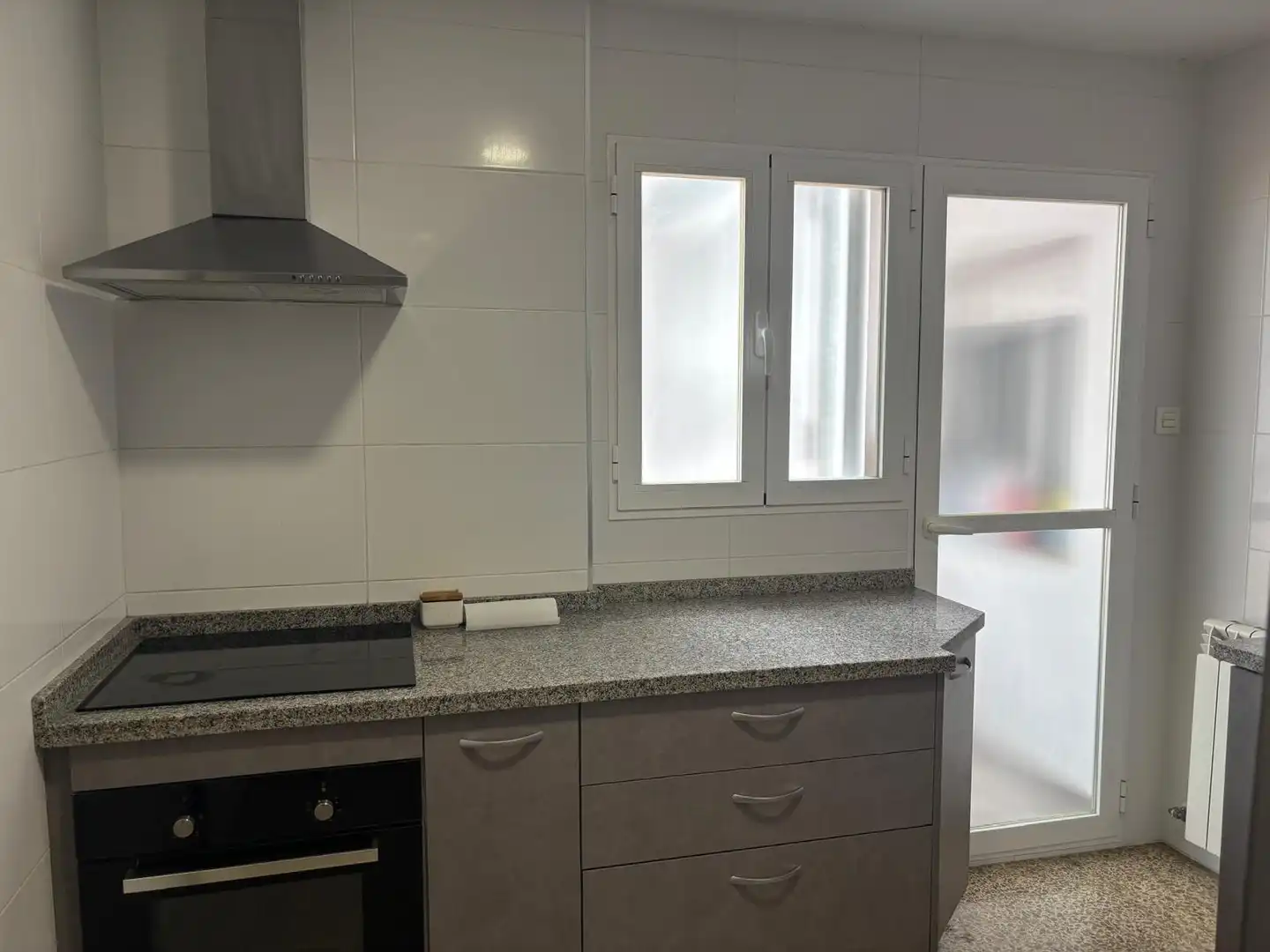 Cuina de Pis de lloguer en Granada amb Calefacció, Terrassa i Moblat