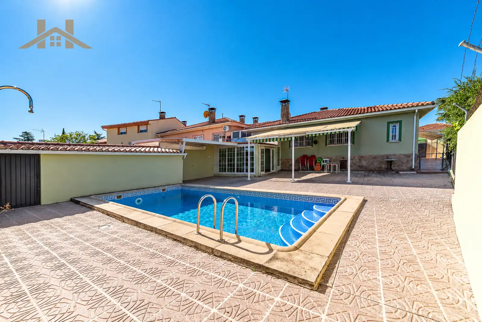 Swimming pool of Detached homes for sale in El Álamo, Madrid