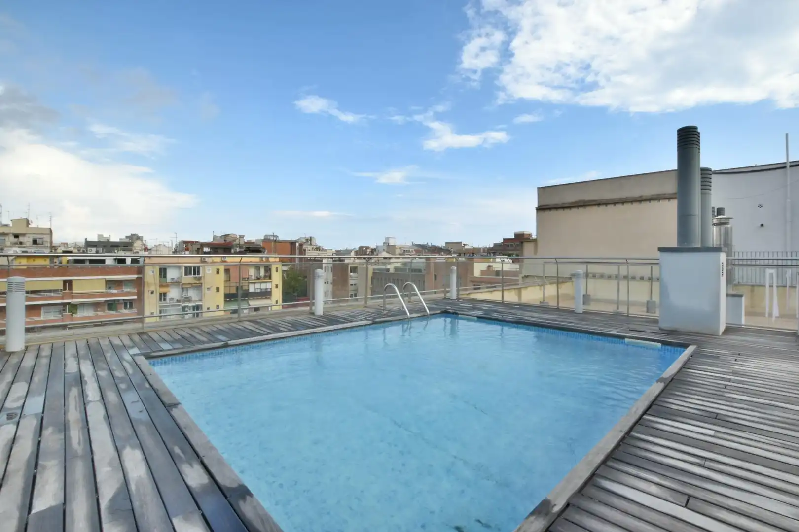Piscina de Piso en venta en Barcelona con Parquet, Terraza y Balcón