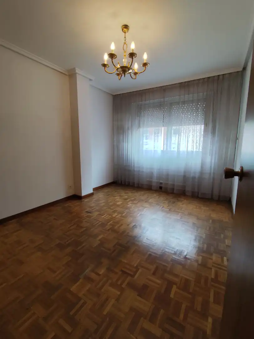 Dormitori de Pis en venda en Burgos amb Calefacció, Parquet i Terrassa