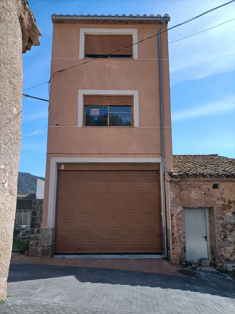 Außenansicht von Einfamilien-Reihenhaus zum Verkauf in Algimia de Almonacid mit Klimaanlage, Heizung und Terrasse