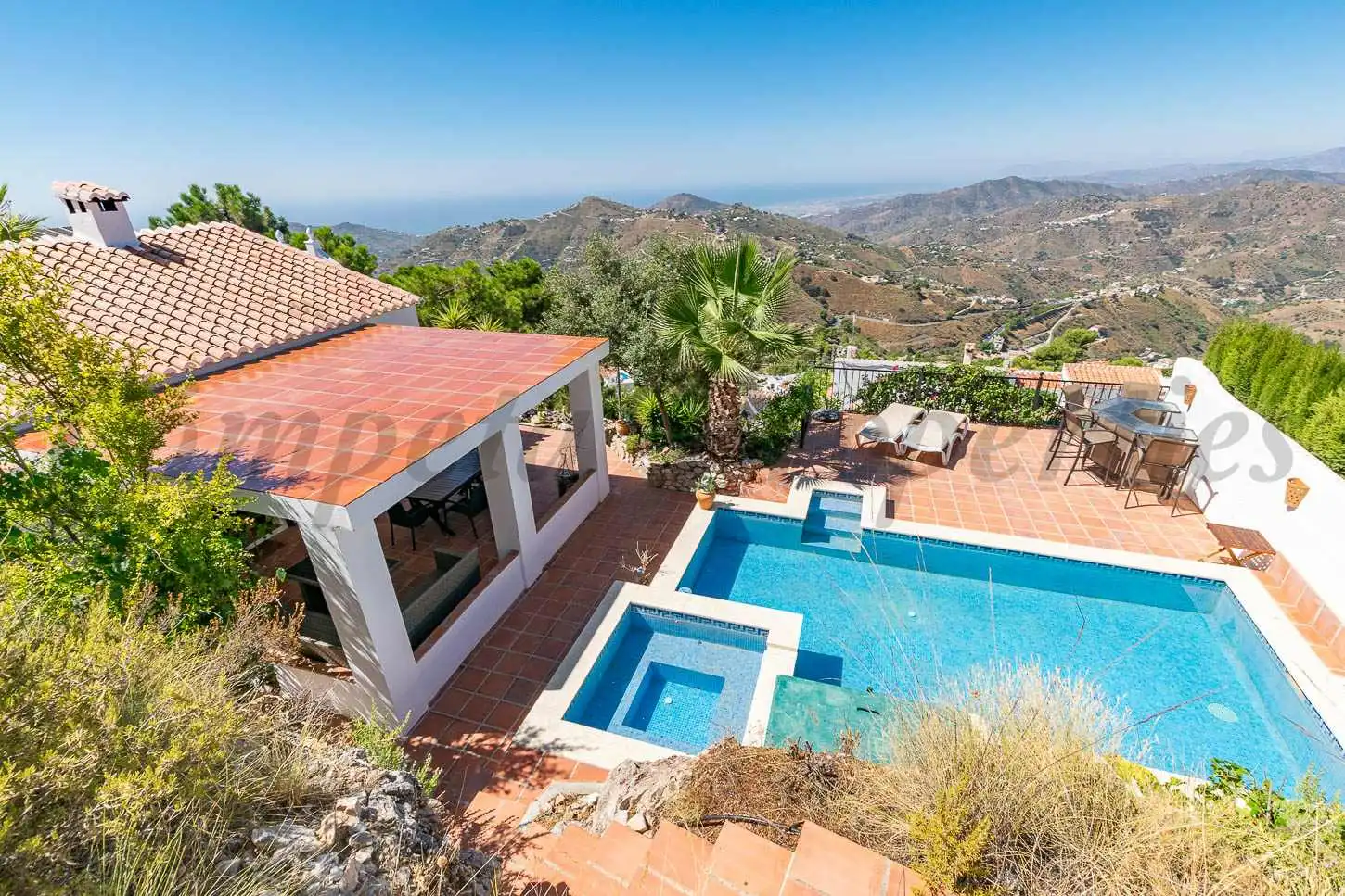 Vista exterior de Finca rústica en venda en Cómpeta amb Aire condicionat, Terrassa i Piscina