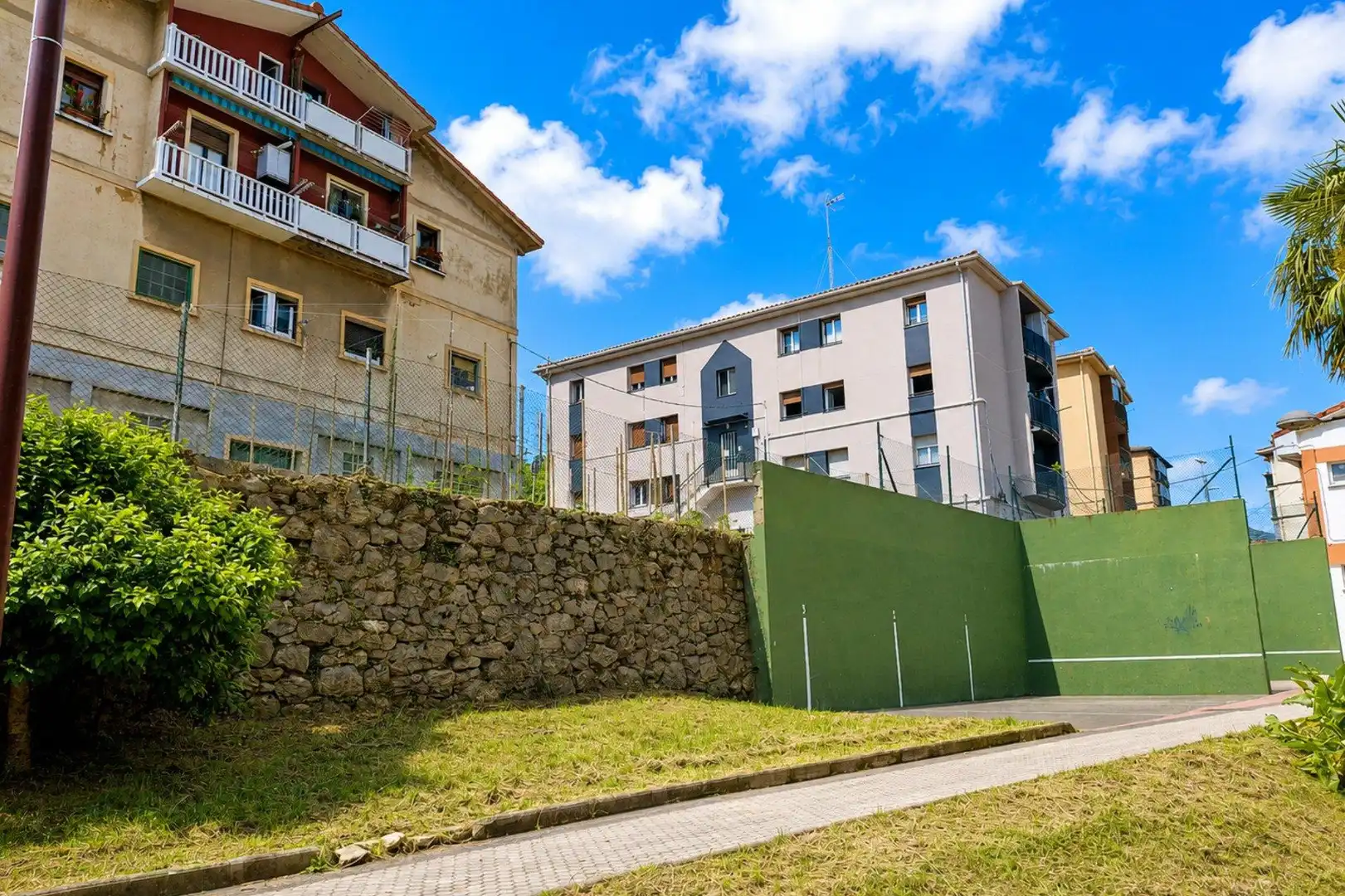 Vista exterior de Piso en venta en Hernani con Calefacción y Balcón