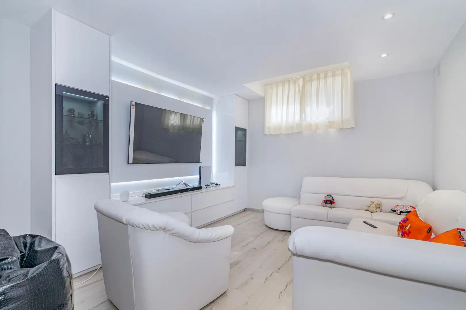 Sala d'estar de Casa o xalet en venda en Marbella amb Aire condicionat, Calefacció i Jardí privat