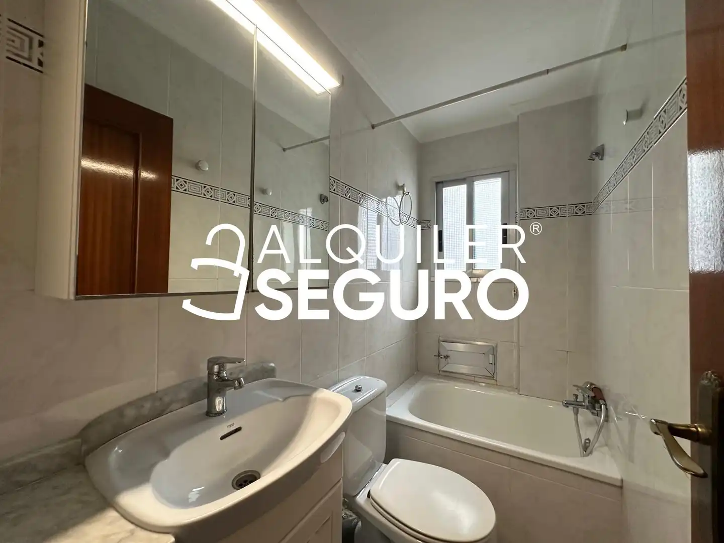 Bathroom of Flat for rent in Mislata  with Air Conditioner, Terrace and Furnished