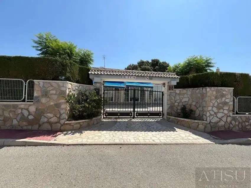 Casa amb piscina en venda a Urbanizacion Pisnella s/n
