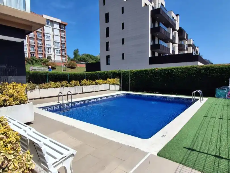 Schwimmbecken von Garage zum Verkauf in Santander