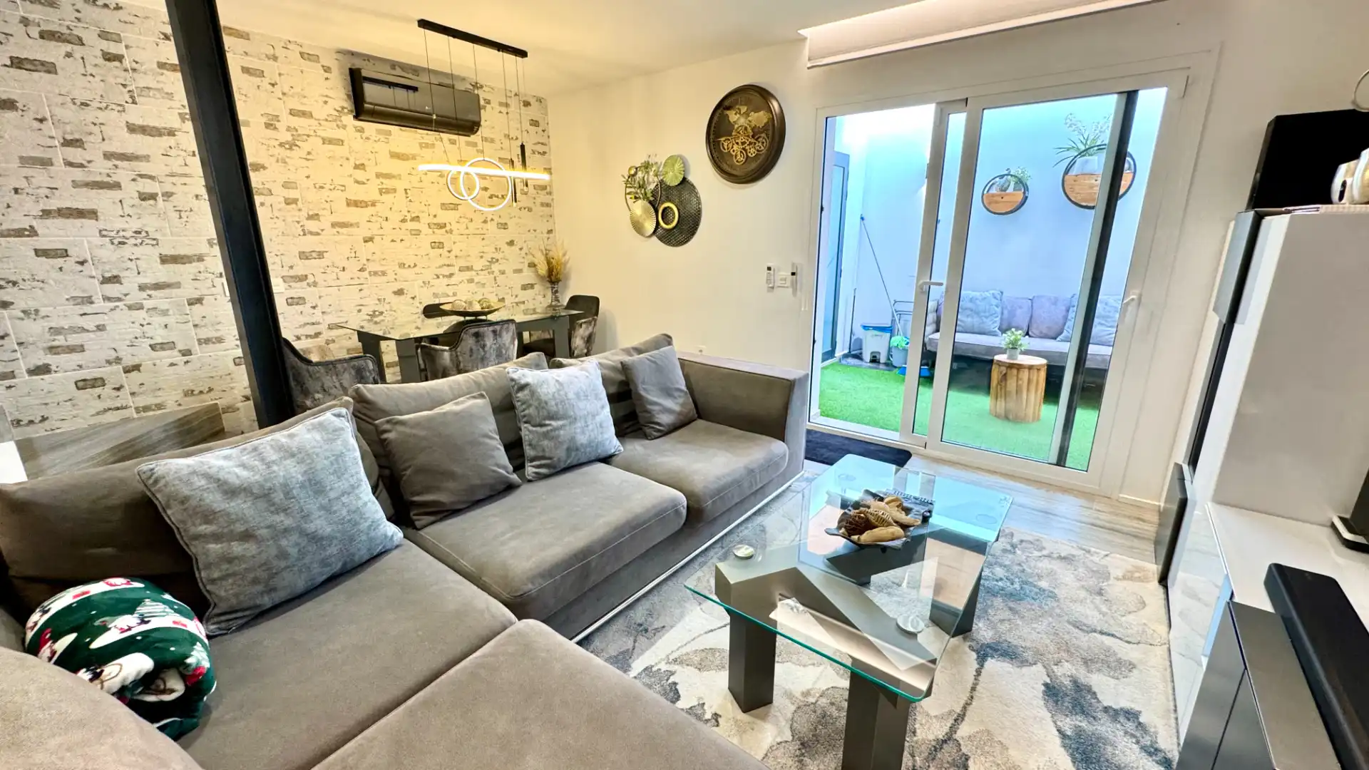 Sala d'estar de Casa adosada en venda en Arrecife amb Aire condicionat, Terrassa i Moblat