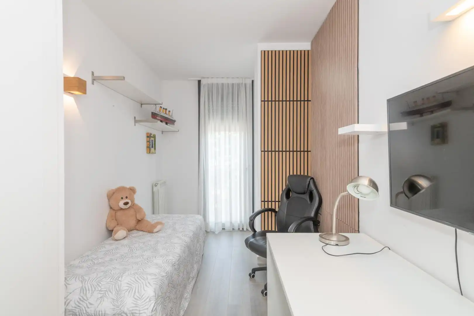 Dormitori de Apartament de lloguer en Girona amb Parquet i Piscina comunitària