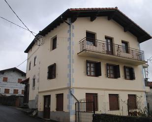 Außenansicht von Country house zum verkauf in Arantza mit Terrasse