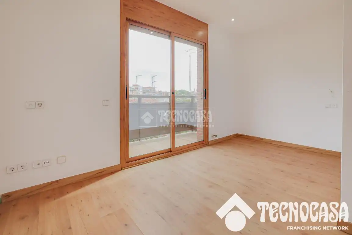 Bedroom of Houses for sale in Santa Coloma de Gramenet  with Air Conditioner, Heating and Terrace