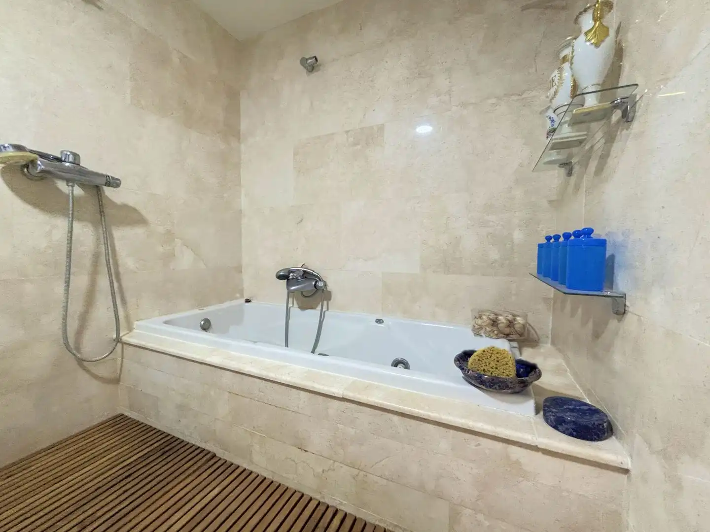 Baño de Ático en venta en Manilva con Aire acondicionado, Terraza y TV