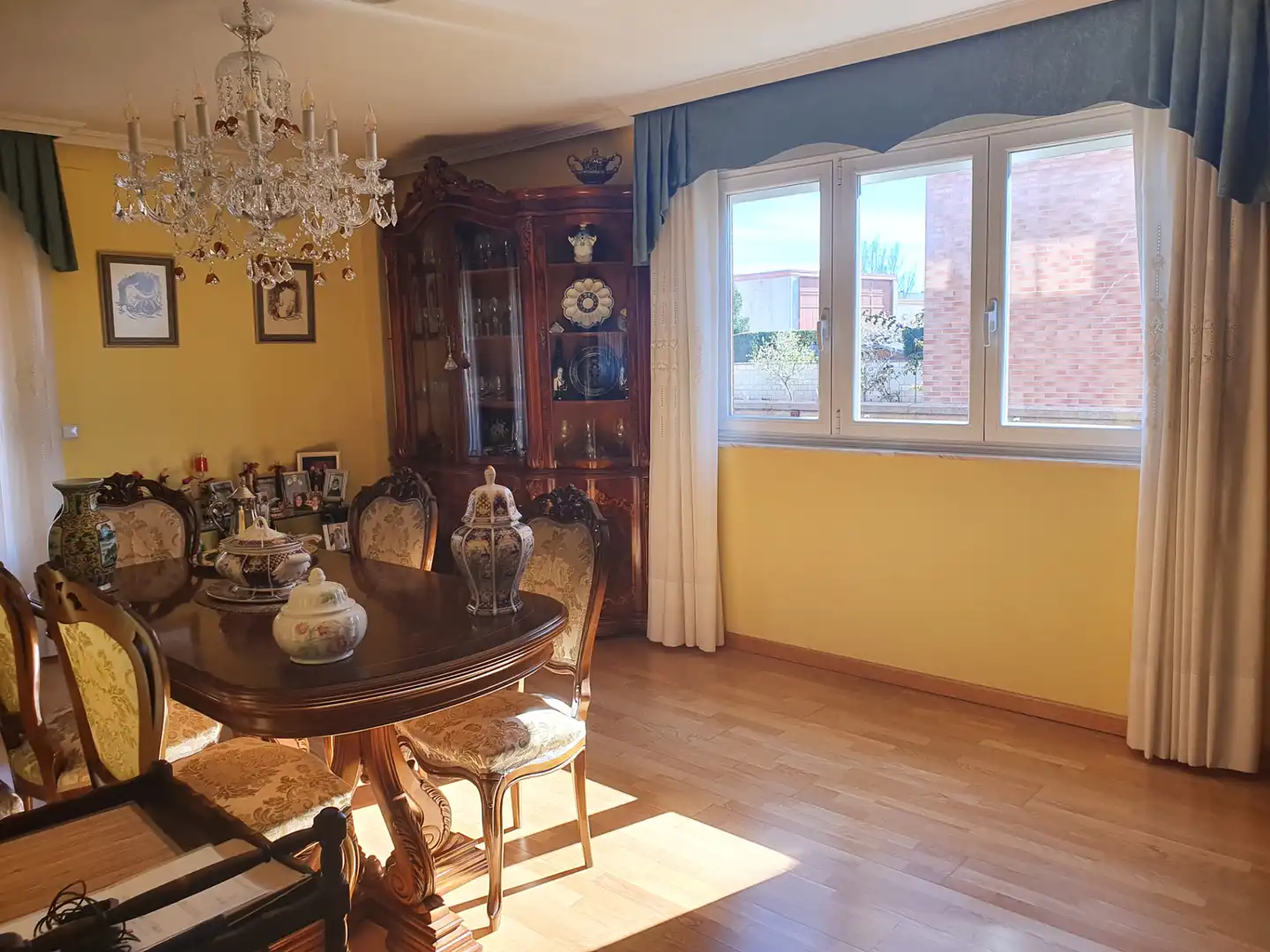 Menjador de Casa o xalet en venda en León Capital  amb Calefacció, Jardí privat i Forn