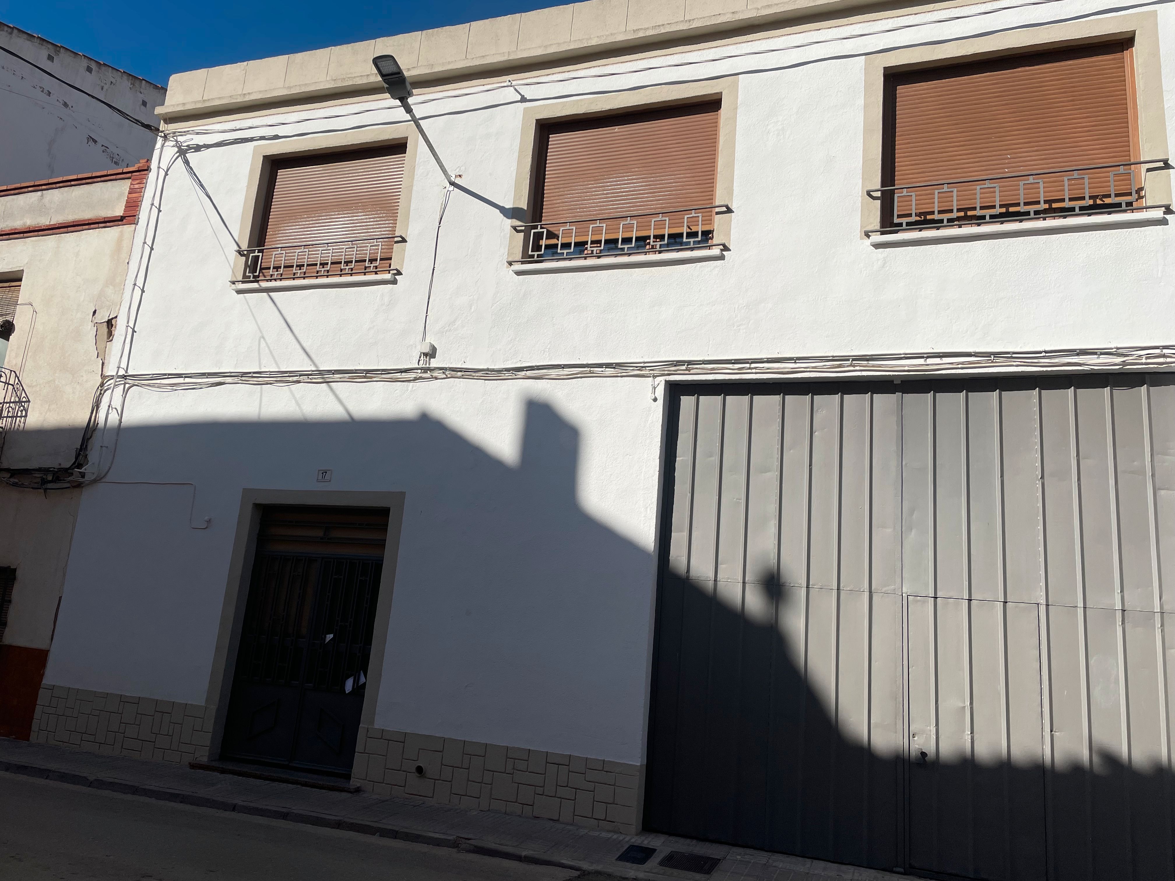 Vista exterior de Casa o xalet en venda en Villarrobledo amb Calefacció, Terrassa i Traster