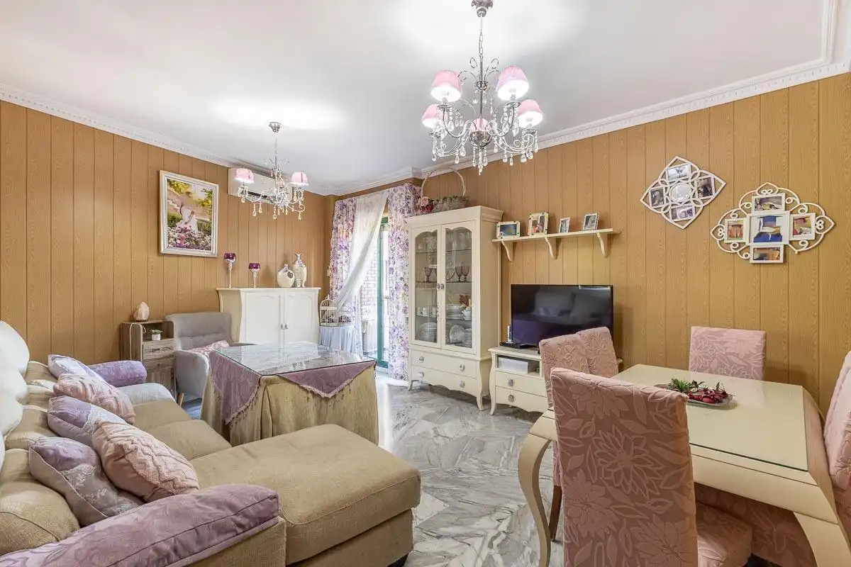 Sala d'estar de Pis en venda en Granada amb Aire condicionat i Terrassa